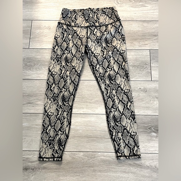 Fabletics Pants - Fabletics Powerhold 3/4 Leggings